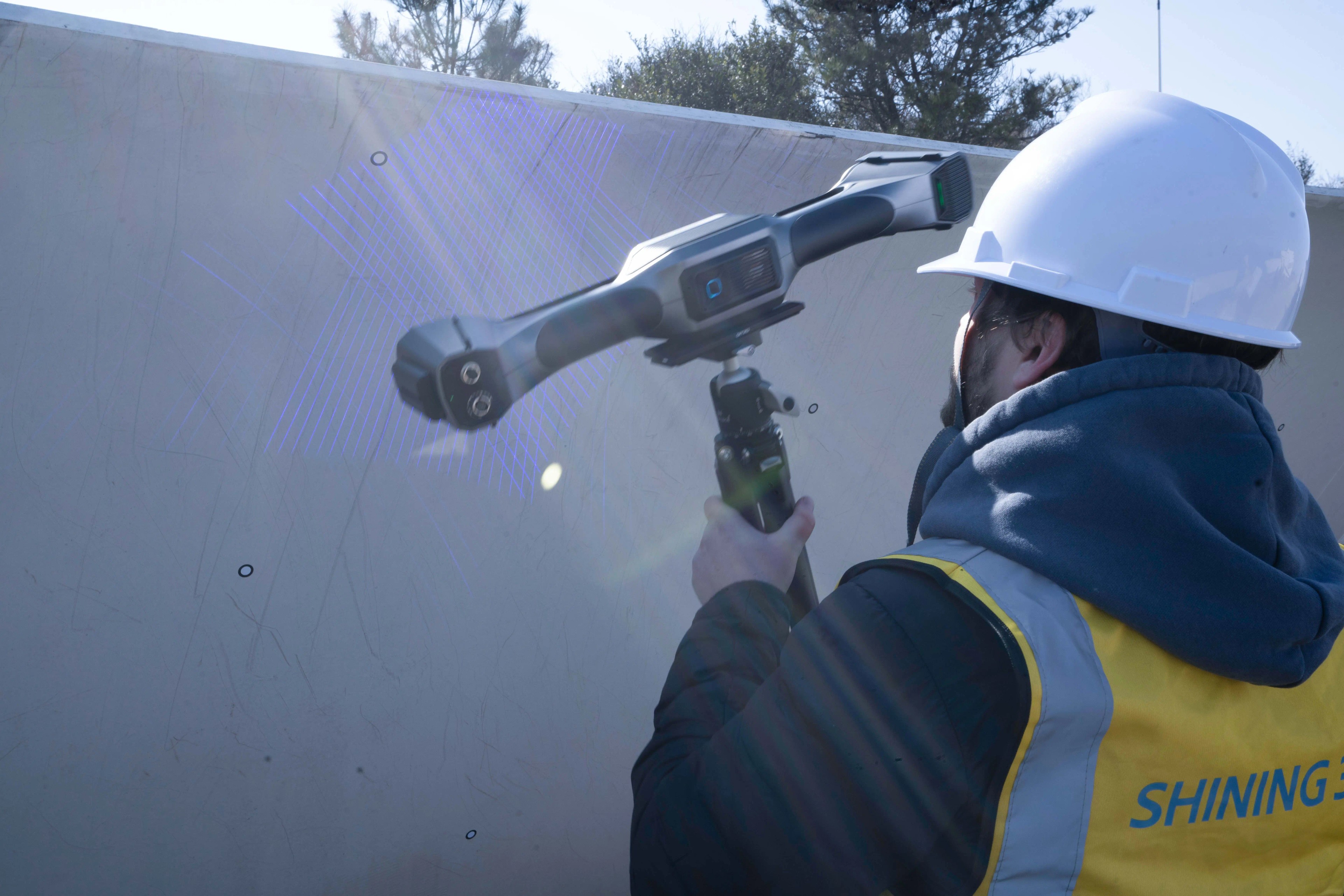 Large-format handheld laser 3D scanning